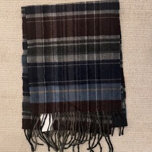 Bloomingdale's Men's Plaid Navy and chocolate  cashmere scarf